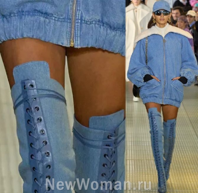 женский образ в джинсовой ткани с головы до ног - бейсболка, куртка и высокие сапоги на шнуровке - фото с модного показа в Париже