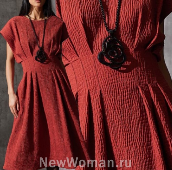 платье из рельефной ткани терракотового цвета, модные платья 2024 года с вертикальными вытачками на талии, со складками на лифе и юбке