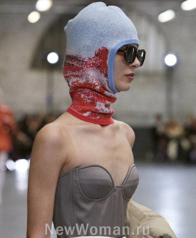 модный тренд вечерней женской моды 2024 - трикотажная балаклава как аксессуар к платью без бретелей - подиум, Париж