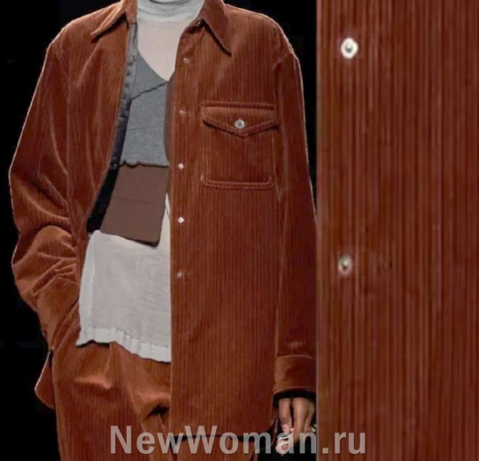 фото женской куртки-рубашки из вельвета терракотового цвета на 2024 год от бренда Dries Van Noten, FALL 2023 READY-TO-WEAR (Парижская Неделя моды)