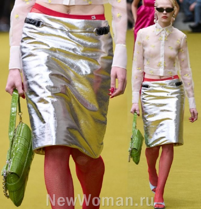 юбка серебряный металлик до колена с красными колготами и сумкой травянистого цвета