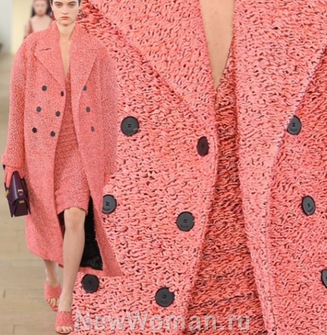 главные тенденции в моде на женское пальто 2024 года - образ с пальто в стиле розовый тотал лук с вкраплением аксессуаров и фурнитуры другого цвета