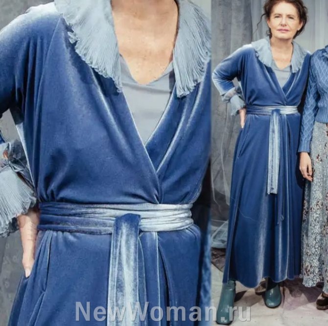 мода 2024 года на платья для пожилых женщин, велюр цианового цвета, модель длинного платья-халата с запахом и поясом