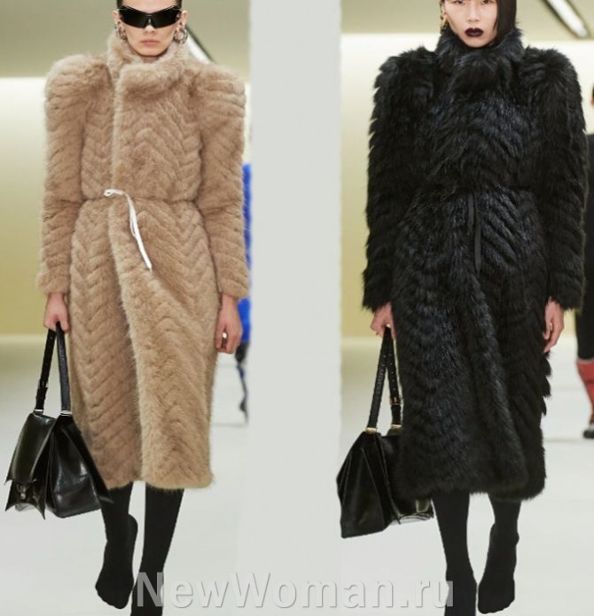 женские меховые пальто бежевого и черного цвета ниже колена из искусственной норки - тренды от бренда Balenciaga, FALL 2023 READY-TO-WEAR, Неделя моды в Париже