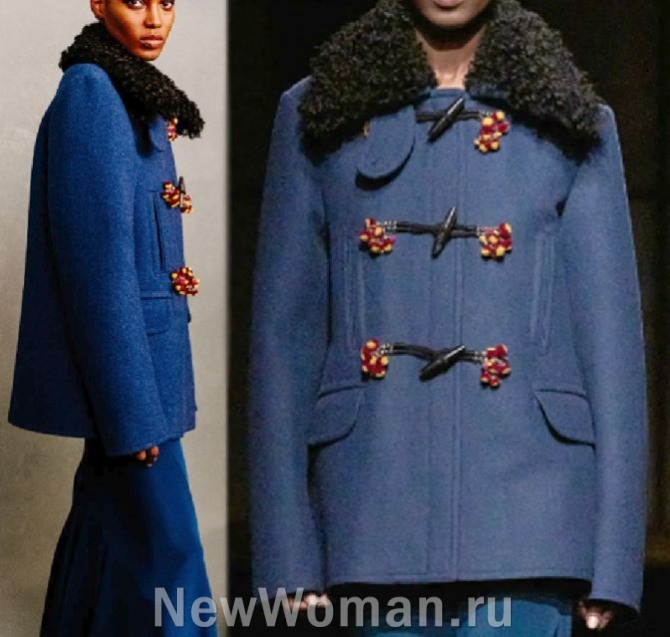 однобортное пальто-бушлат для женщин с элементами дафлкота и декором из гроздьев рябины