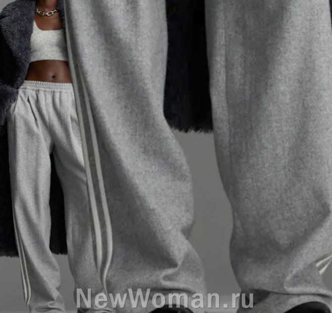 серые женские брюки в спортивном стиле из плотного трикотажа светло-серого цвета, брюки на резинке вместо пояса, с лампасами