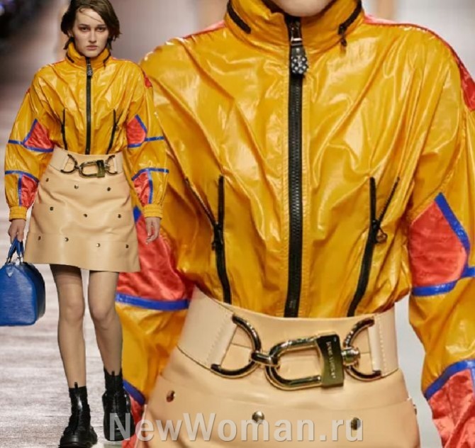 стильный летний образ 2024 для девушек - желтая ветровка из тонкого нейлона, заправленная в кожаную юбку