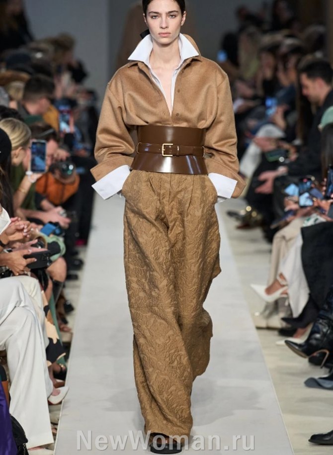 стильные образы с блузками на 2024 год - высокая мода, корсетный кожаный широкий пояс поверх талии, двухслойная блузка с брюками