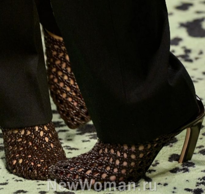 женские сетчатые туфли из плетеных полосок лаковой искусственной кожи, цвет коричневый, высокий каблук "кривого" дизайна - тренды 2024 года