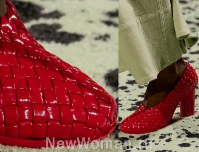 красные женские лодочки на каблуке, плетеные из полосок лаковой кожи - мода из Италии на 2024 год