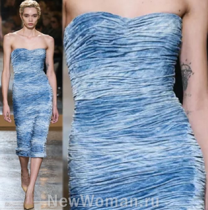 модное в 2024 году голубое драпированное платье-футляр для коктейльной вечеринки - без бретелей, с эффектом потертости