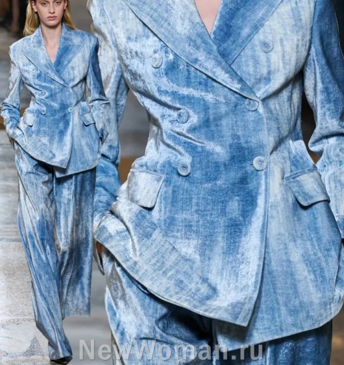 женский брючный костюм голубого цвета с эффектом белесой потертости из шелкового бархата