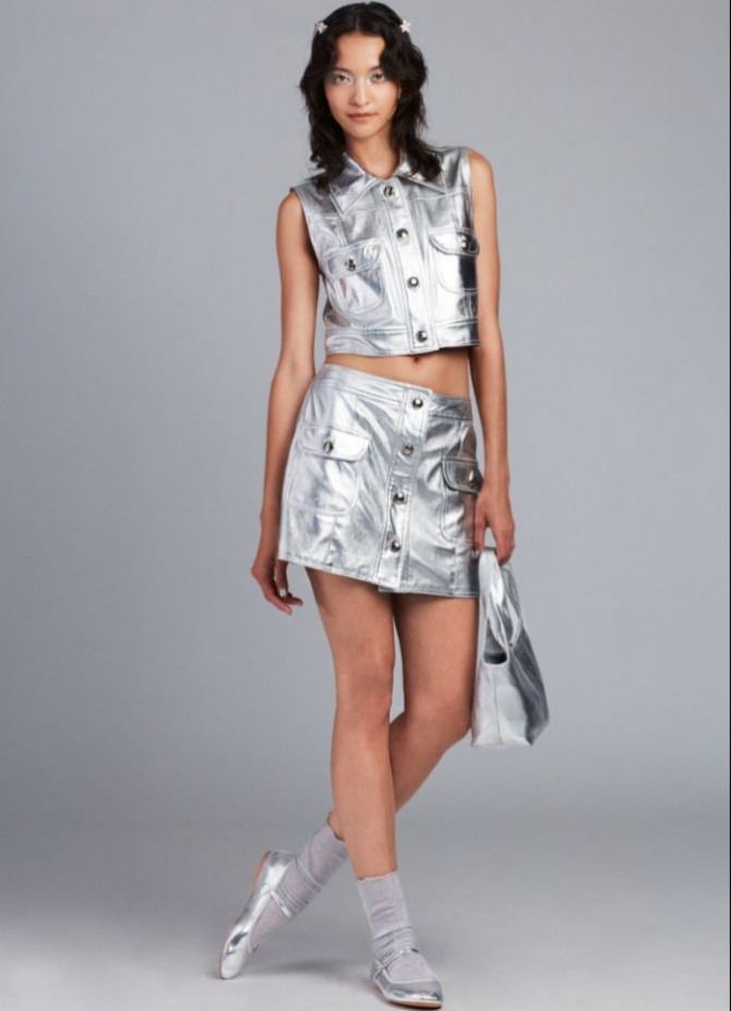 модный летний косплект для девушек в стиле тотал-лук серебристый металлик - короткий жакет-безрукавка, мини-юбка, сумочка и балетки на ногах.