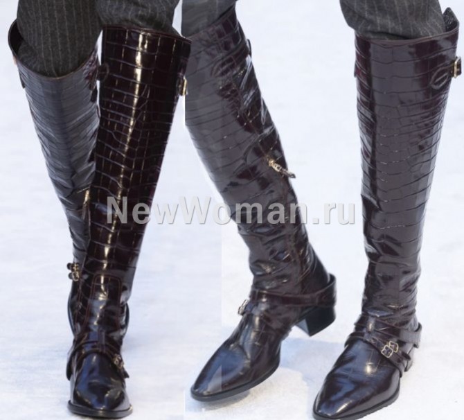 высокие черные сапоги, мода Италии на женские сапоги, модели женских сапог с ремнями на подъеме стопы - тренды 2024 года