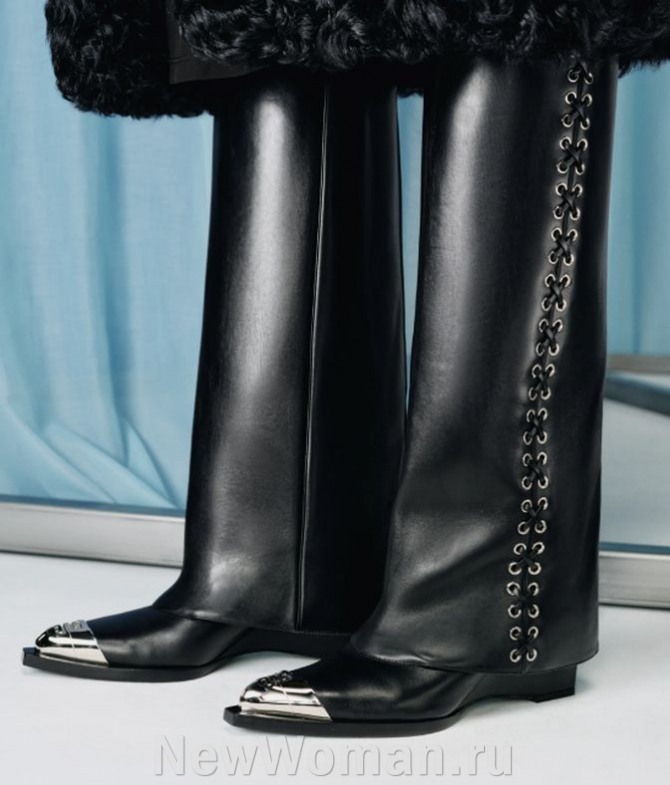 кожаные черные женские брюки со шнуровкой с люверсами по внешнему боковому шву штанин.