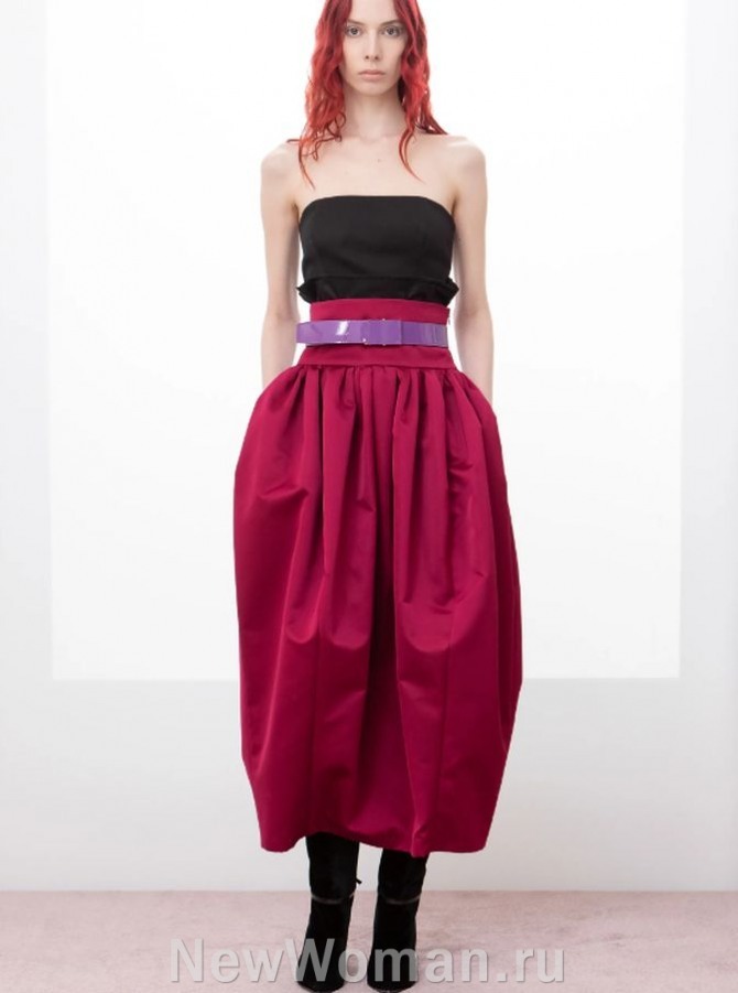 юбка-тюльпан миди винного цвета с широким поясом и складками у талии