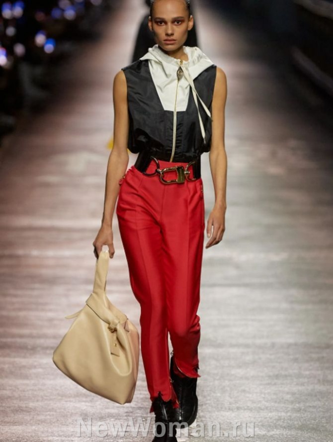 женские брюки 2024 красного цвета с зауженными книзу штанинами