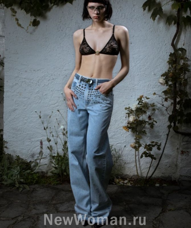 главные тенденции в моде на женские джинсы 2024 года - джинсовые брюки плюс топ-бралетт 