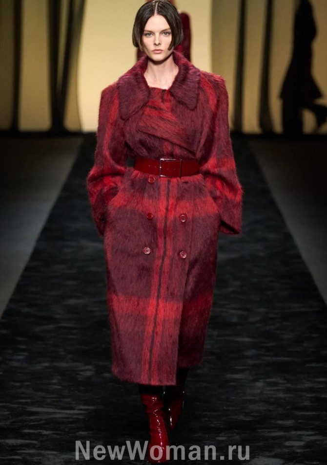 женское пальто миди из Италии из ворсовой ткани в крупную красно-коричневую клетку с кожаным ремнем