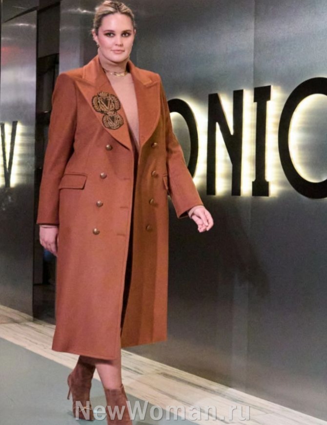 женские строгие пальто миди оранжево-коричневого цвета для полных демисезонный вариант.