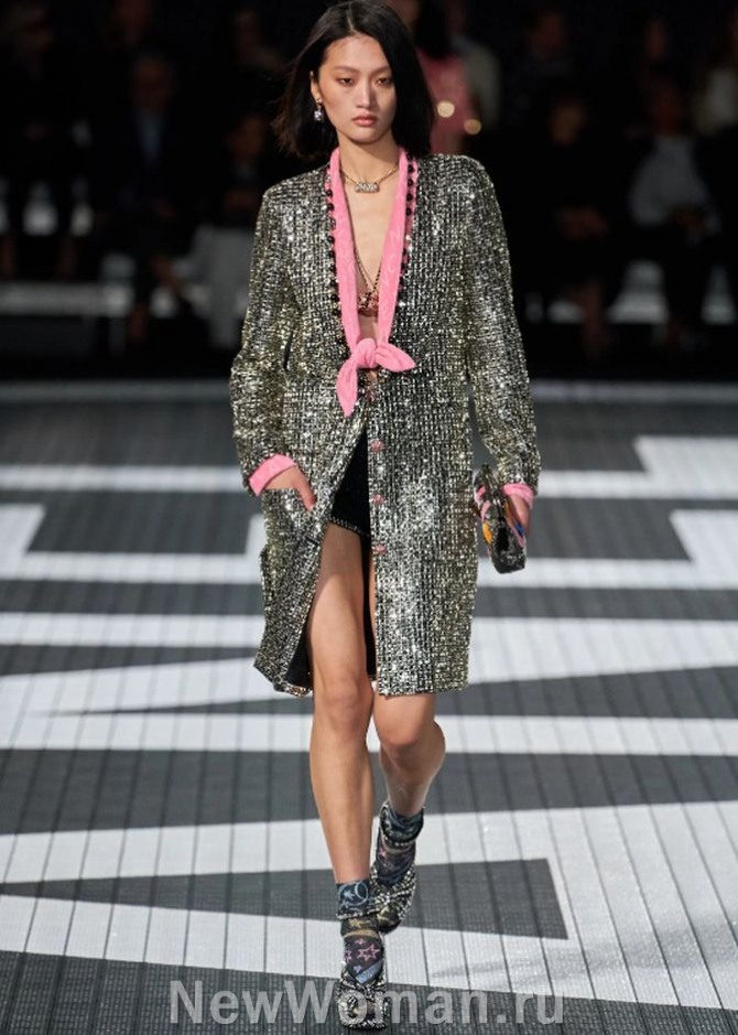 нарядное женское пальто с глиттером из пайеточной ткани - мода 2024 года от бренда Шанель