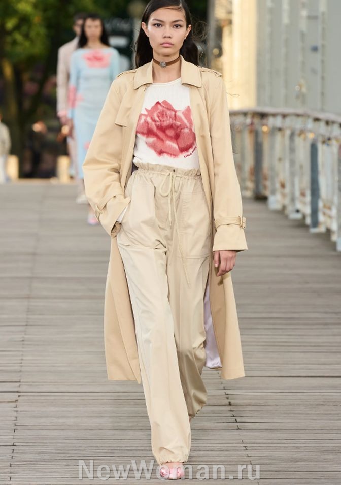 Зауженные брюки со широкими манжетами