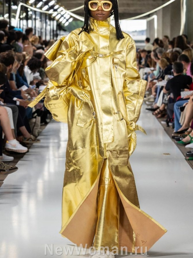 тотал-лук золотого цвета - длинный плащ и брюки из металлизированной золотой ткани