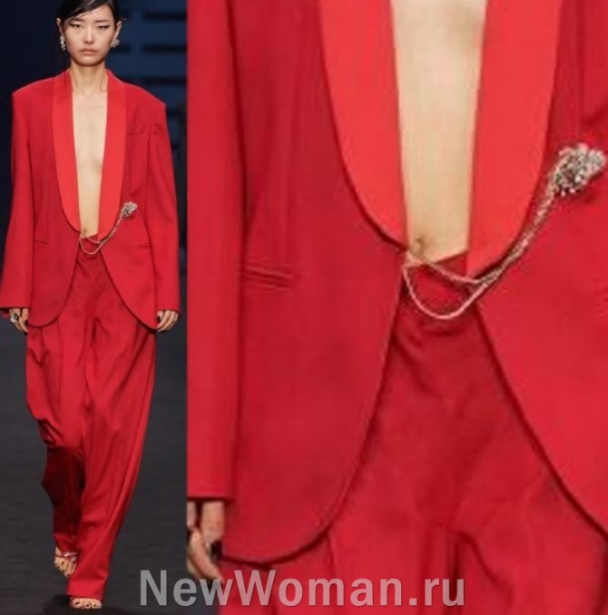 красный брючный женский костюм-смокинг без застежки с цепочкой и брошью, соединяющей полы пиджака