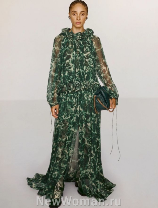 платье с длинными рукавами из принтованного шифона с декором из объемных тканевых бутонов