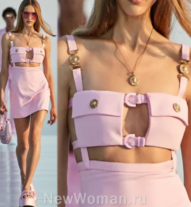 летний комплект нежно-розового цвета юбка с топом в виде кармашков на груди, соединенных ремешками с пряжками