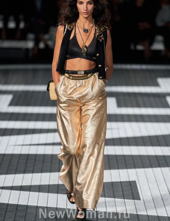 вечерние женские брюки 2024, брюки прямого силуэта из металлики золото, на поясе-резинке