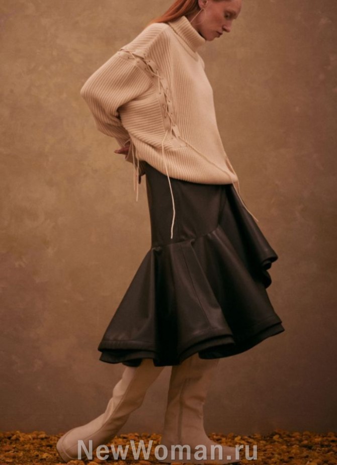модные женские юбки 2024 года - темно-коричневая юбка из тафты с косым отрезным воланом