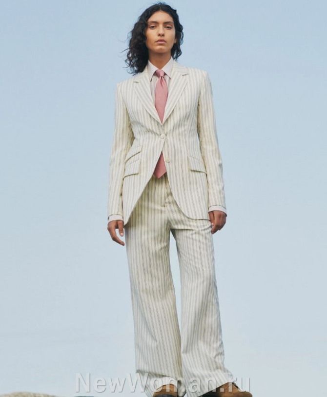 летний светлый деловой женский костюм 2024 в полоску с удлиненными брюками