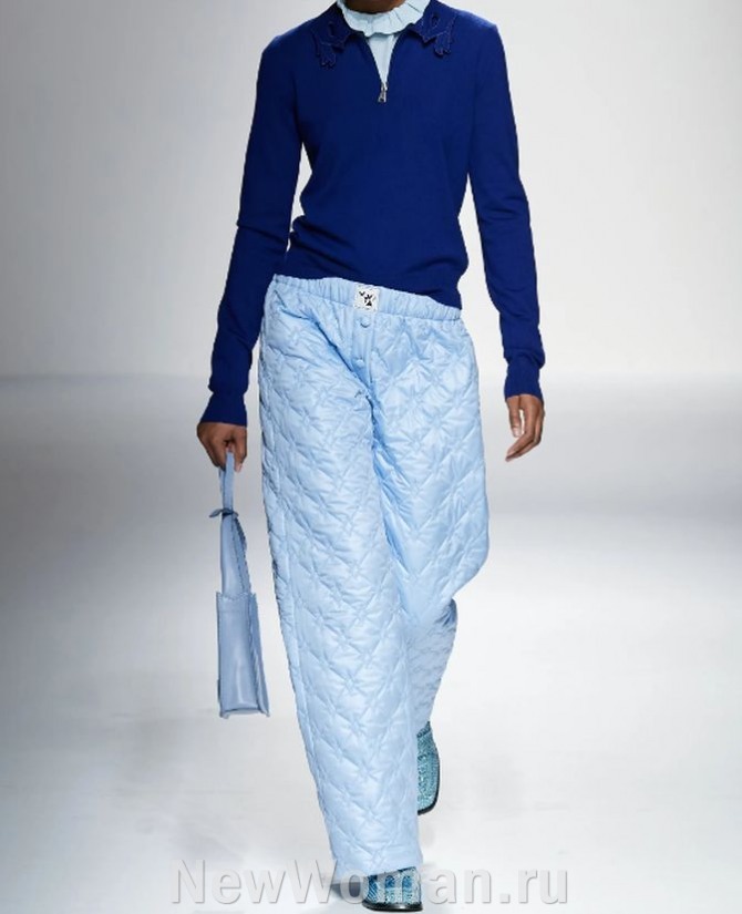 женские брюки голубого цвета из стеганной ткани