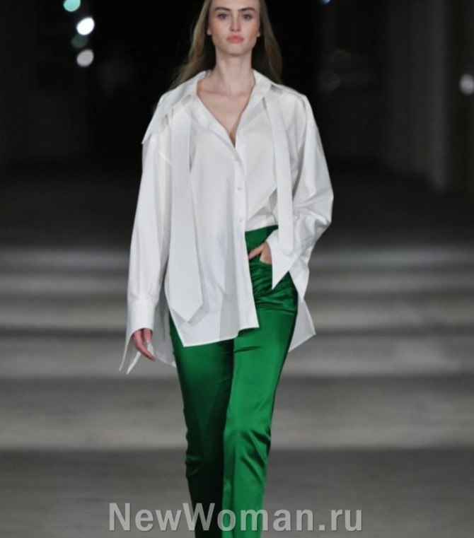летний лук белая блузка и зеленые яркие брюки