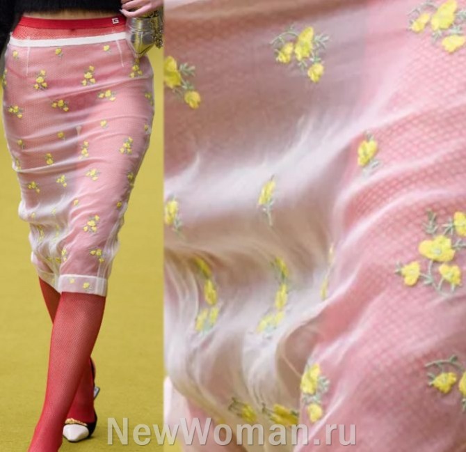 узкая прозрачная юбка-карандаш с вышивкой поверх красных колготок
