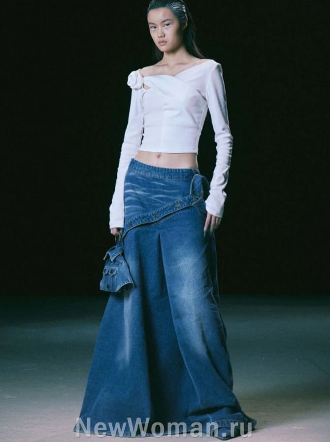 фото женского молодежного образа, состоящего из белой блузки и длинной джинсовой юбки с косой кокеткой А-силуэта