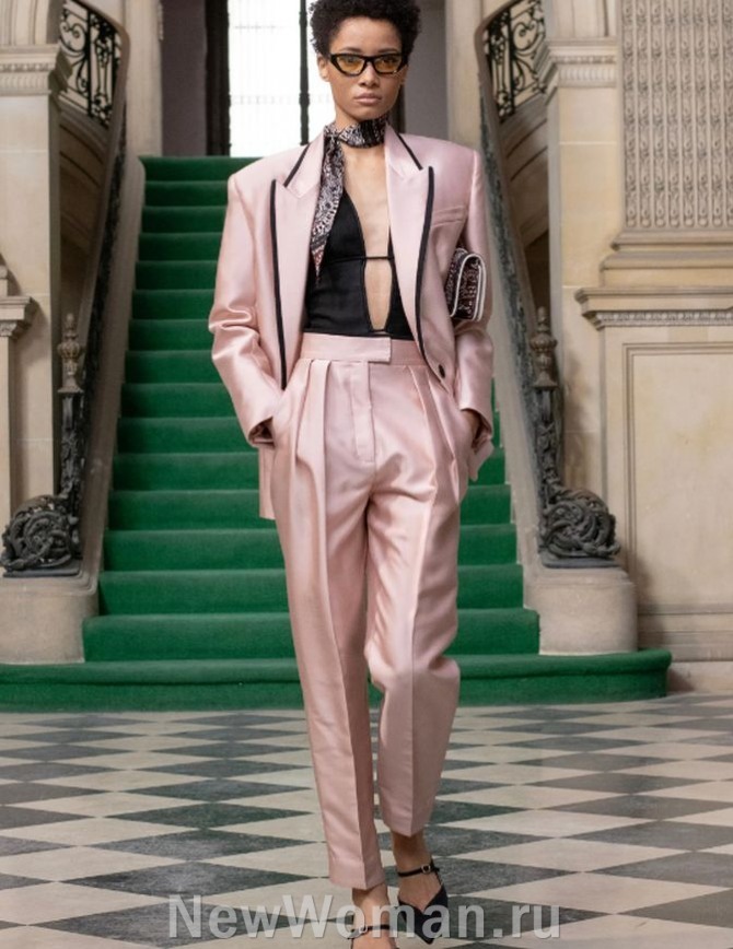 вечерние брючные женские костюмы 2024 года, атлас пыльно-розового цвета, черная окантовка лацканов и воротника, черный топ с глубоким вырезом на груди