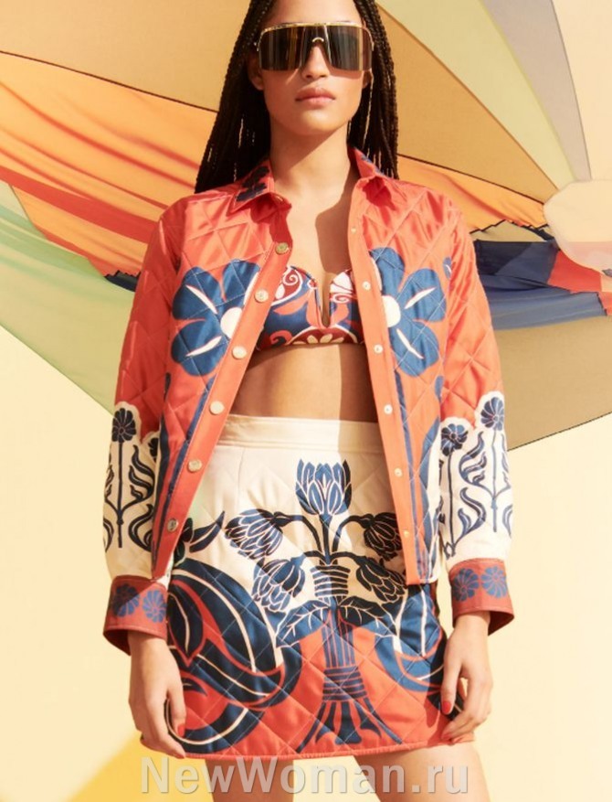 летний костюм в стиле цветочный тотал-принт: юбка с топом и курткой из одного материала