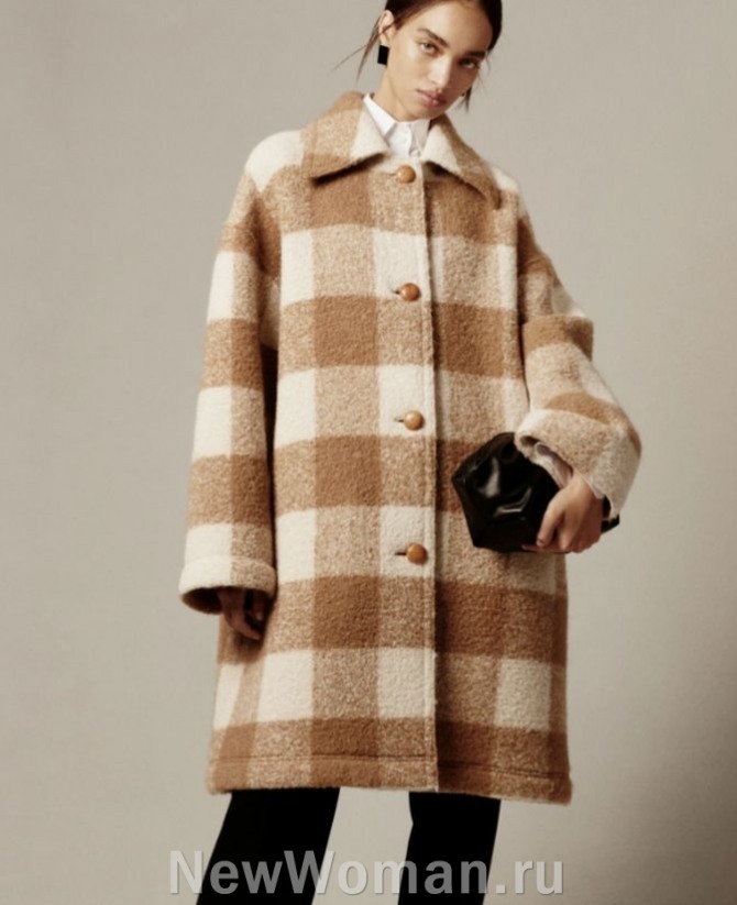 Женское однобортное клетчатое пальто с отложным воротником и деревянными пуговицами длиной до колена, модель прямого силуэта в бежево-коричневой цветовой гамме.