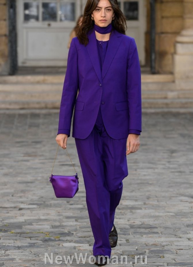 брючный женский костюм 2024 в составе фиолетового тотал-лука