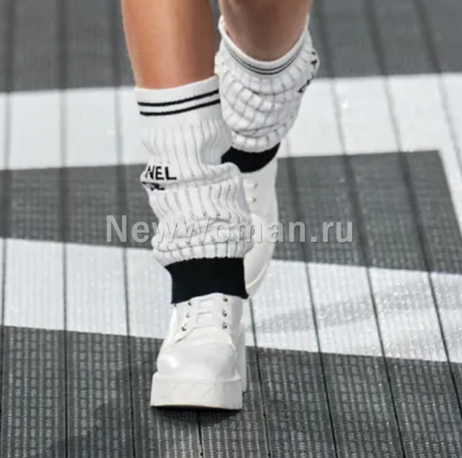 белые женские ботинки со шнуровкой в ансамбле с черно-белыми гетрами - Chanel, Resort 2024, Париж