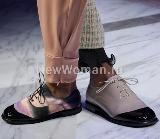 женские туфли 2024 тренды, женские туфли оксфорды  с контрастным мысом под цвет подошвы