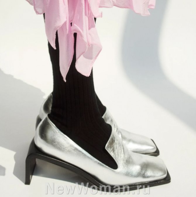 женские туфли-лоферы 2024 цвета серебристый металлик с квадратным мысом и черной литой тонкой подошвой, переходящей а каблук-дощечку