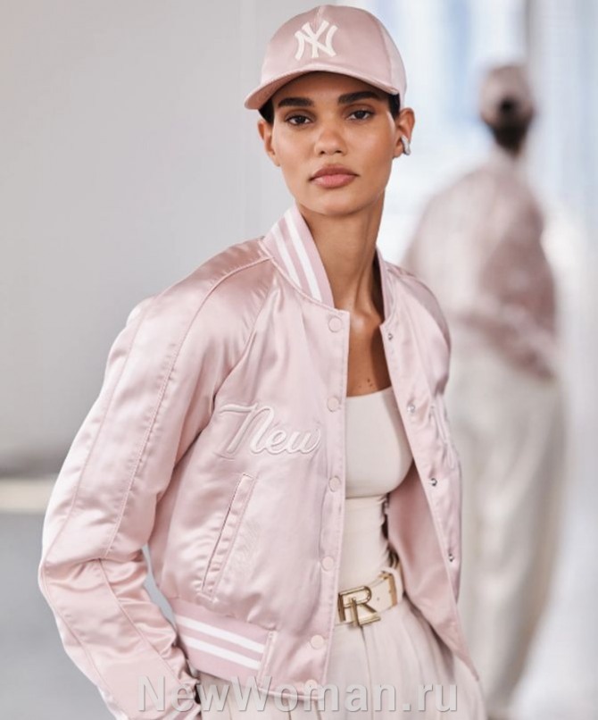 женская куртка-бомбер и бейсболка одного нежно-розового цвета - летняя женская мода 2024