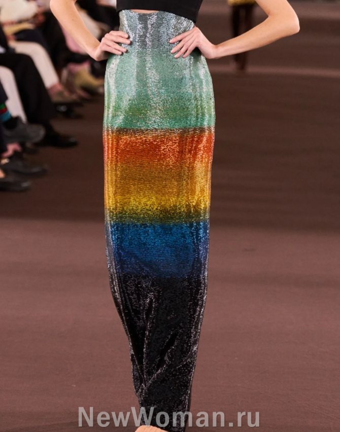 длинная блестящая узкая юбка с разноцветными горизонтальными широкими полосами в стиле колор блок