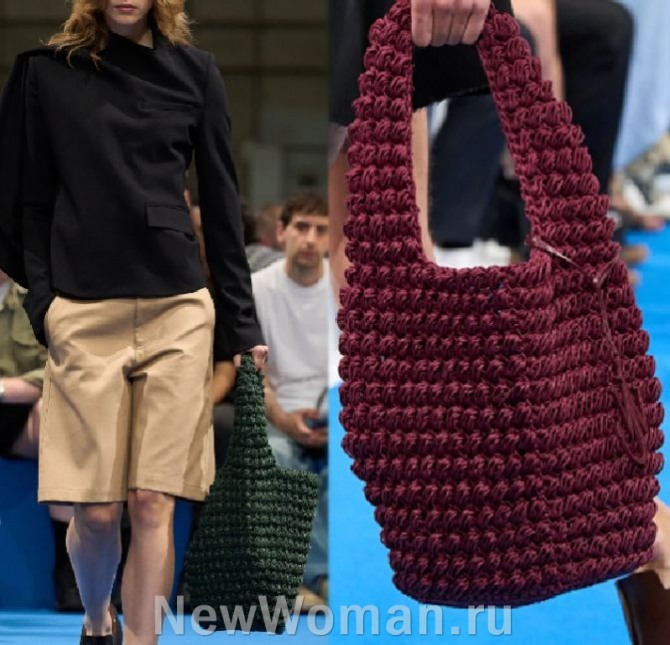 какие женские сумки модные в сезоне весна-лето 2024 - проволочные плетеные сумки-мешки черного и бордового цвета