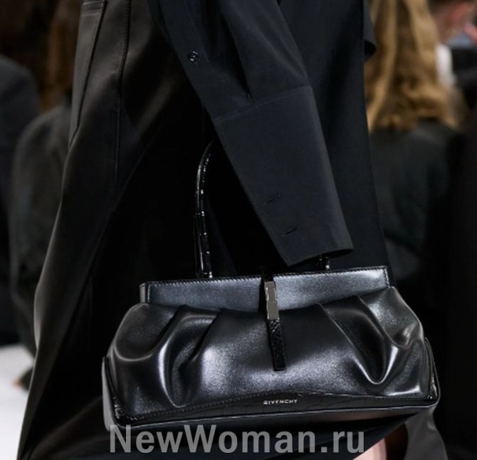 тренды в женских деловых сумках 2024 года, офисная сумка-саквояж вытянутой формы из кожи черного цвета