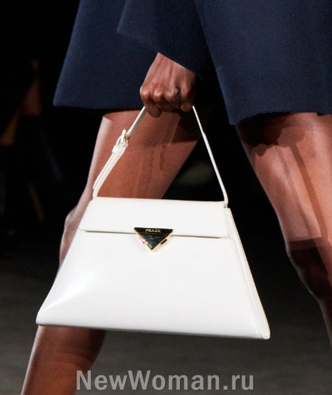 женские сумки 2024 года из италии, тренд - сумка с жесткой основой в форме трапеции с регулируемой ручкой-ремешком