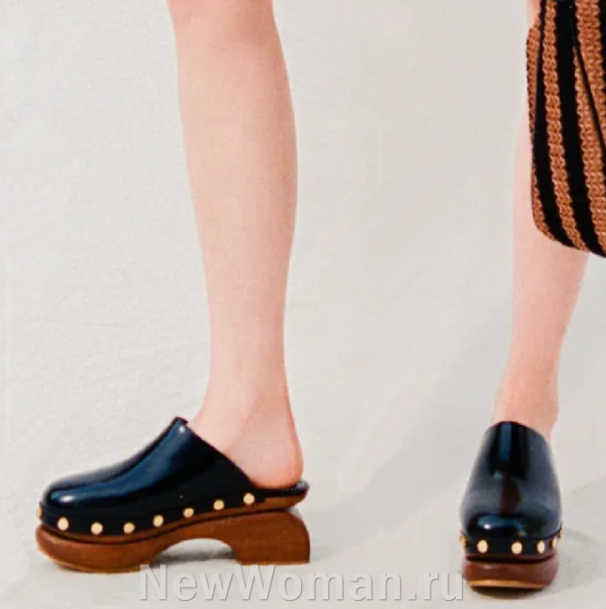 тренды женской летней обуви 2024 года - черные кожаные туфли-сабо с заклепками, подошва деревянная